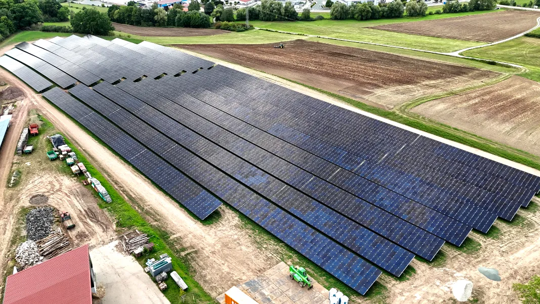 Ein beispielhaftes Bild von einem Solarpark.